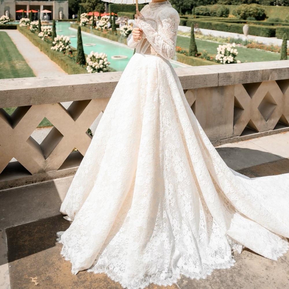 Elegant Cream Lace Wedding Dress